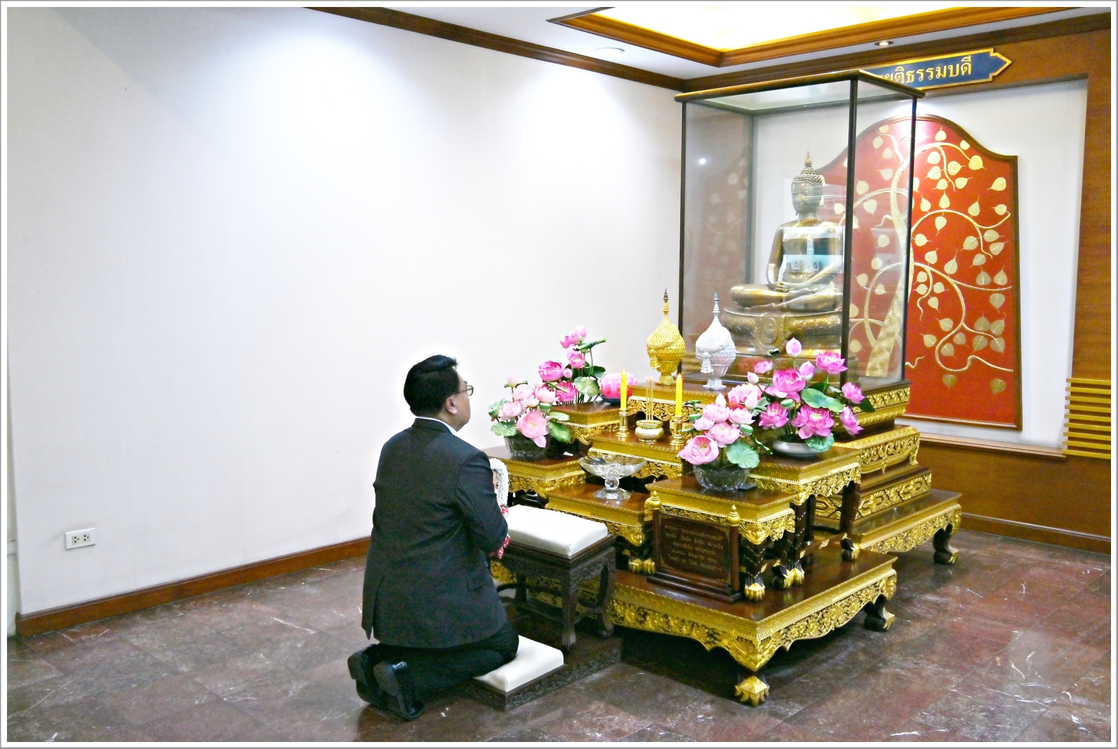 อธิบดีกรมบังคับคดีนำคณะผู้บริหารกรมบังคับคดี ไหว้สักการะพระพุทธยุติธรรมบดี เพื่อความเป็นสิริมงคล